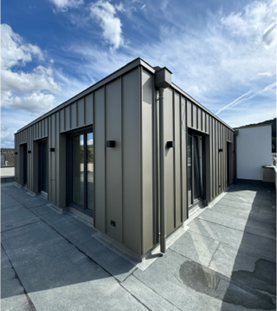Facade design with standing seam